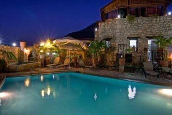 2 outdoor pools, pool loungers
