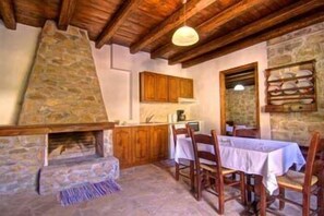 xxxSmall Apartment for 2 adults and 1 child | In-room dining - Stone Village (Mylopotamos)
