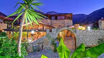 Fachada da propriedade à noite