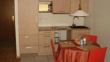 Studio, Kitchen | Private kitchenette | Fridge, microwave, stovetop, coffee/tea maker
