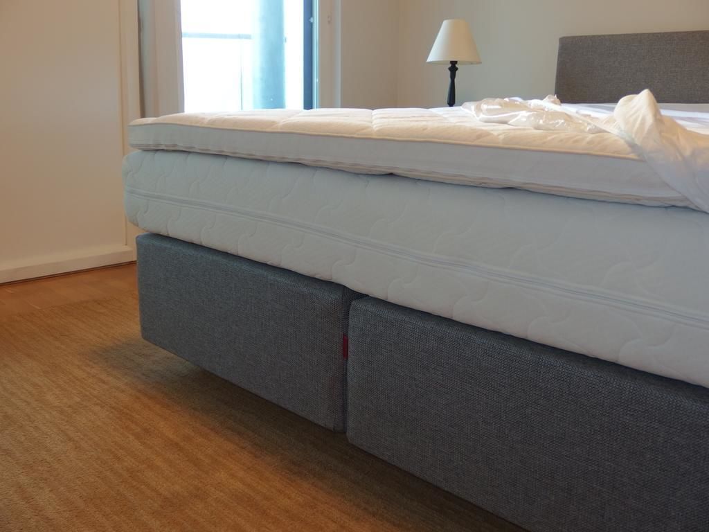 Estudio, cocina | Escritorio, insonorización y tabla de planchar con plancha 