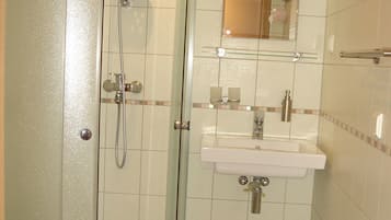 Studio, bếp | Phòng tắm | Buồng tắm vòi sen, máy sấy tóc, khăn tắm