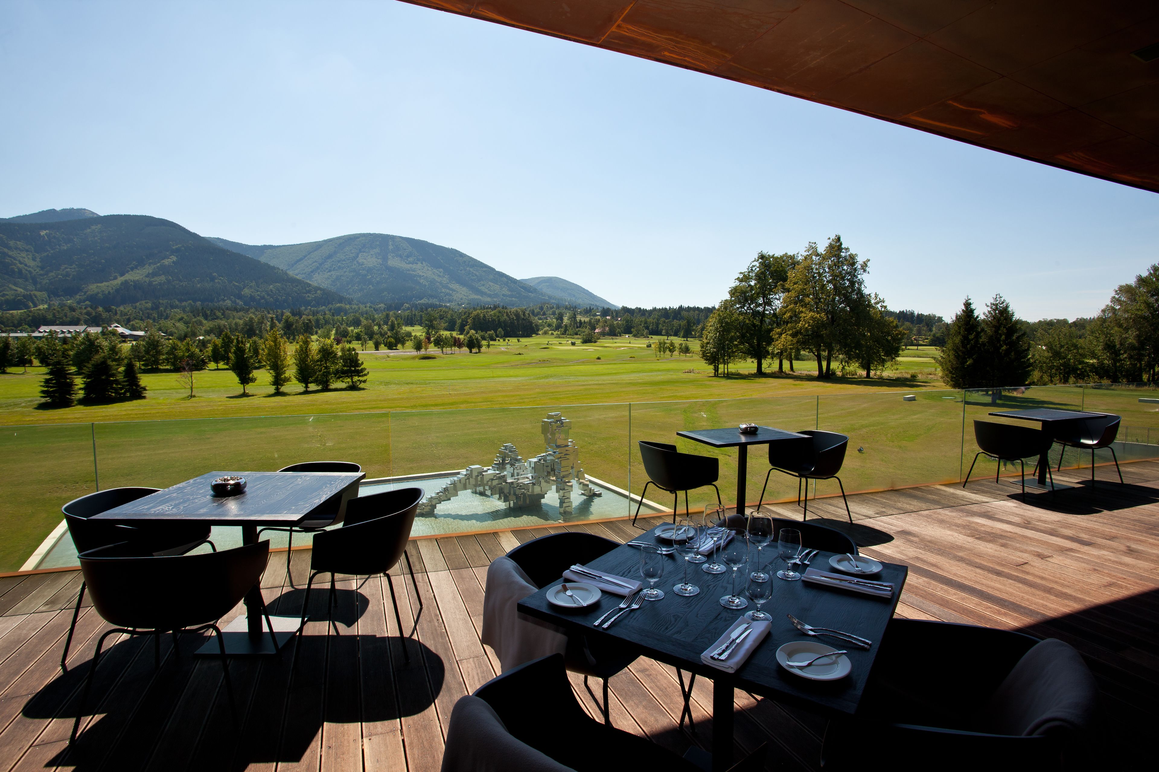 Breakfast, lunch, dinner served; golf course views 