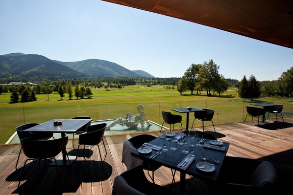 Se sirven desayunos, comidas y cenas con vista al campo de golf 