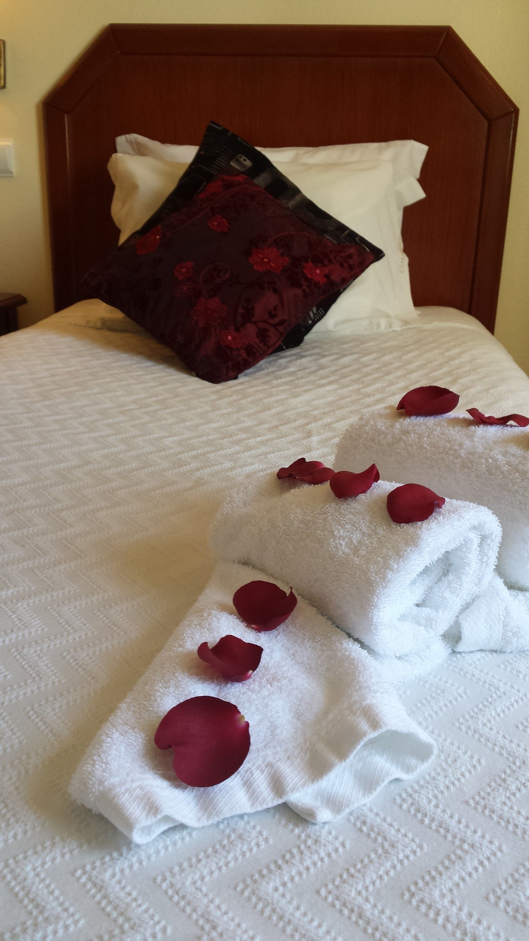 single room | in-room safe, desk, iron/ironing board, cots/infant beds