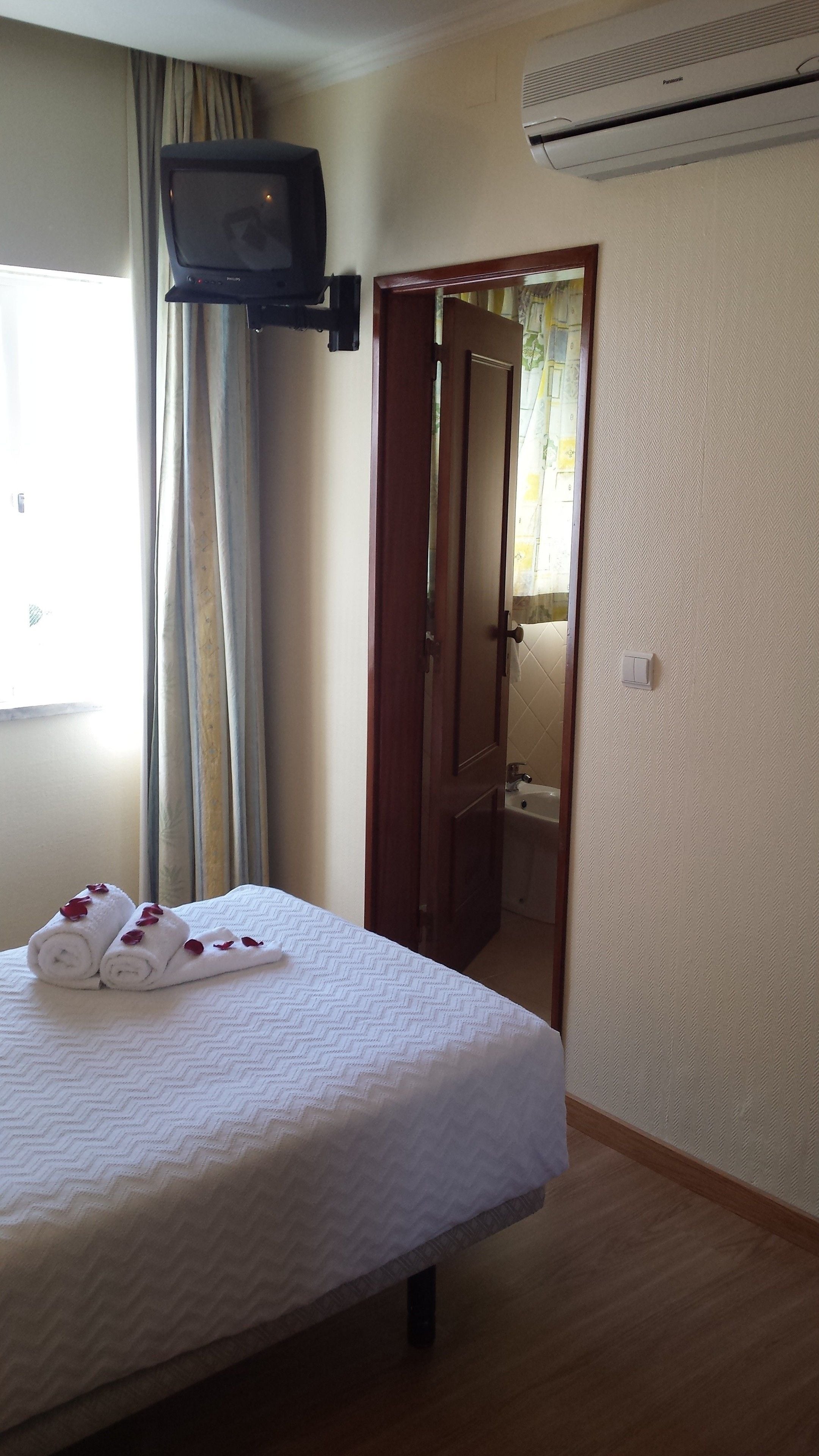 single room | in-room safe, desk, iron/ironing board, cots/infant beds