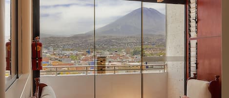 Habitación familiar, vistas a la montaña | Ropa de cama de alta calidad, edredones de plumas, caja fuerte