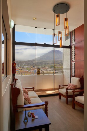 Habitación familiar, vistas a la montaña | Ropa de cama de alta calidad, edredones de plumas, caja fuerte