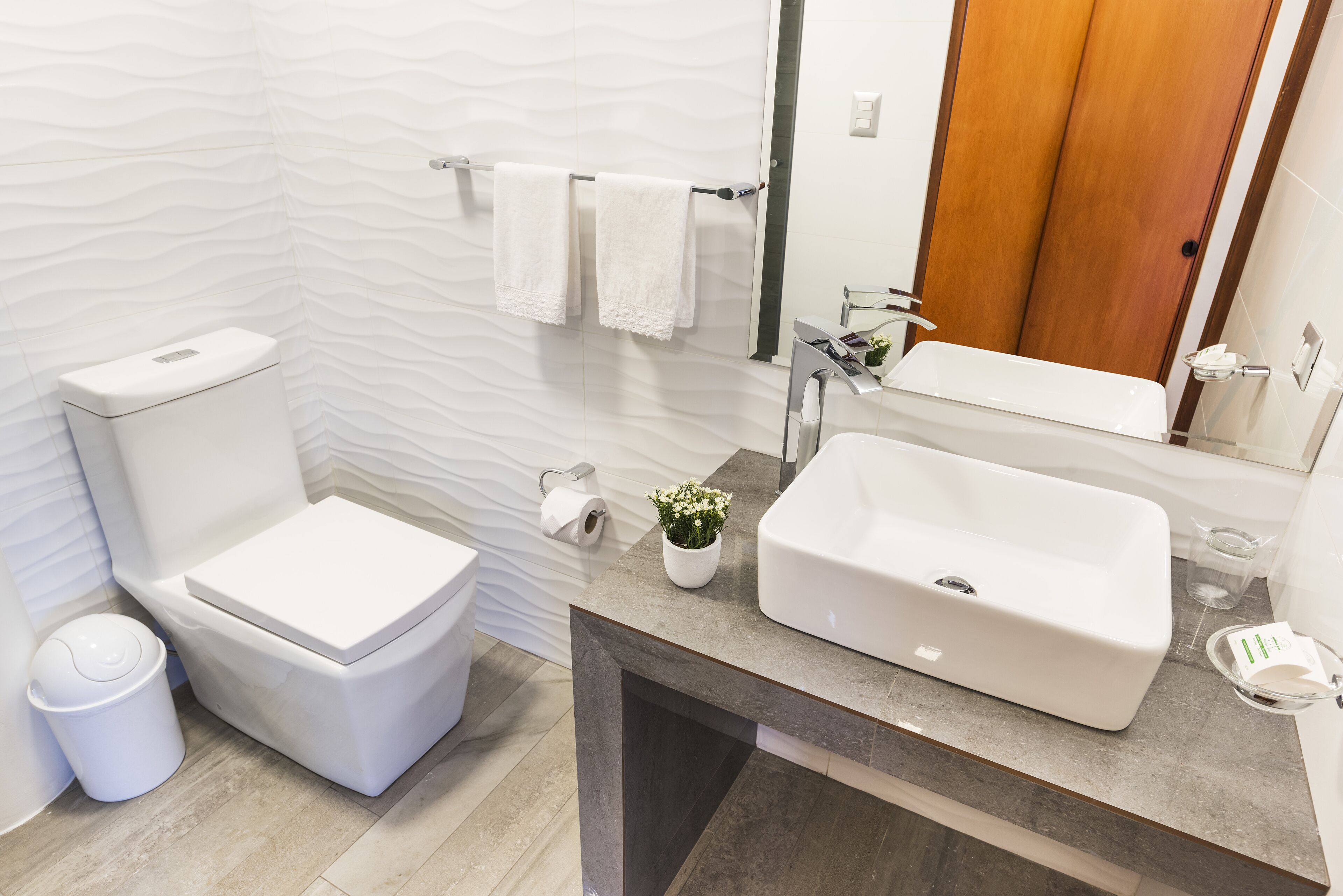 family room, mountain view | bathroom | free toiletries, hair dryer, towels