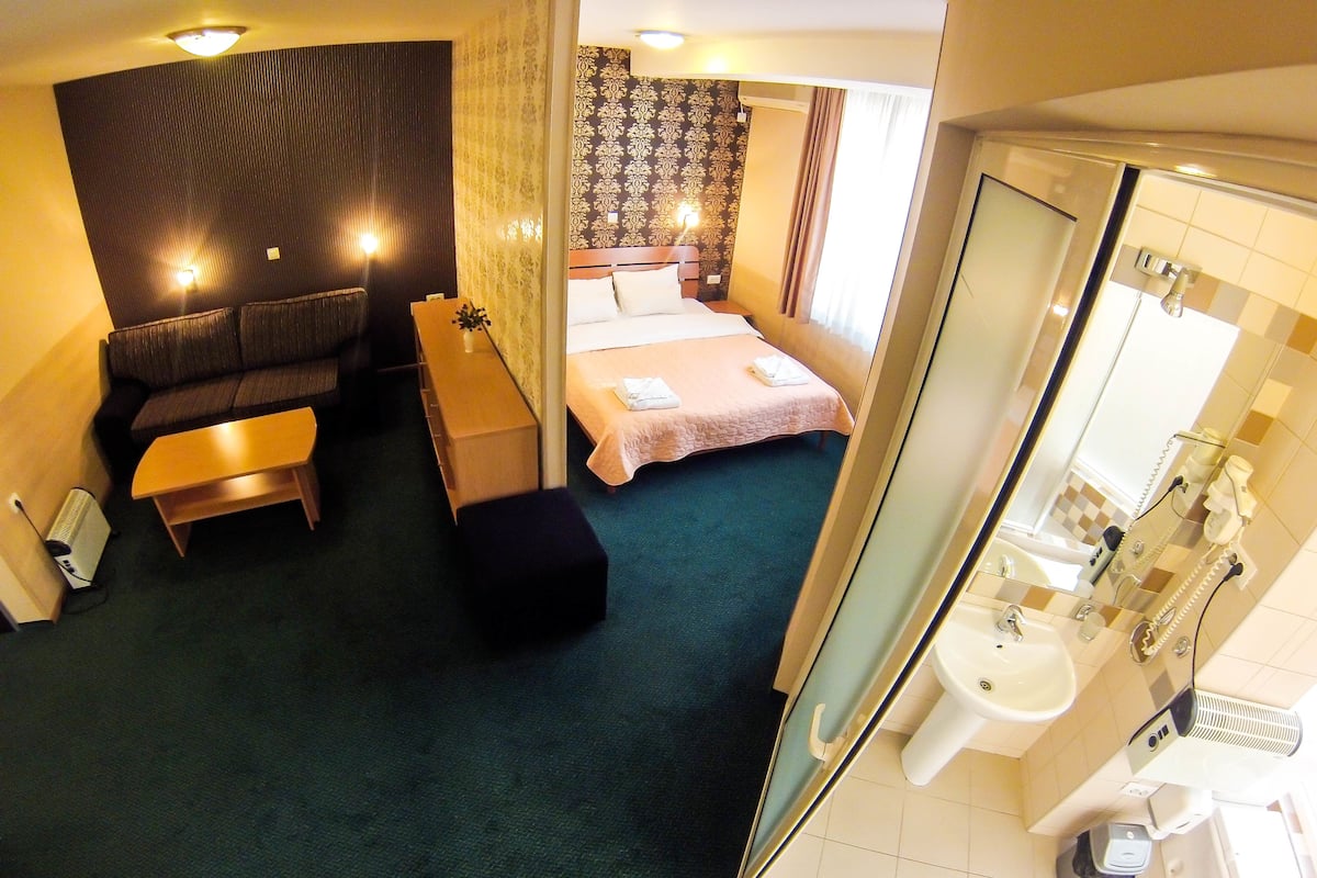 Deluxe Apartment (full kitchen) | 1 bedroom, minibar, desk, soundproofing