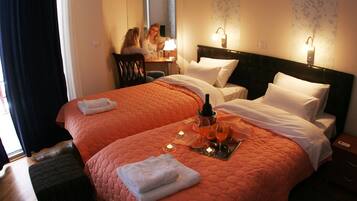 Dobbelt- eller tomannsrom | 1 soverom, minibar, individuelt dekorert og individuelt innredet