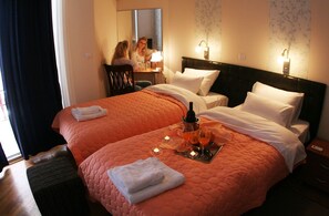 Habitación con 1 cama matrimonial o 2 individuales | 1 habitación, minibar, decoración personalizada y muebles diferentes 