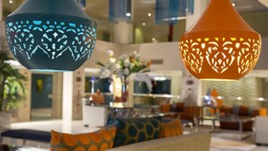 Una hall moderna con un divano e paralumi decorati.