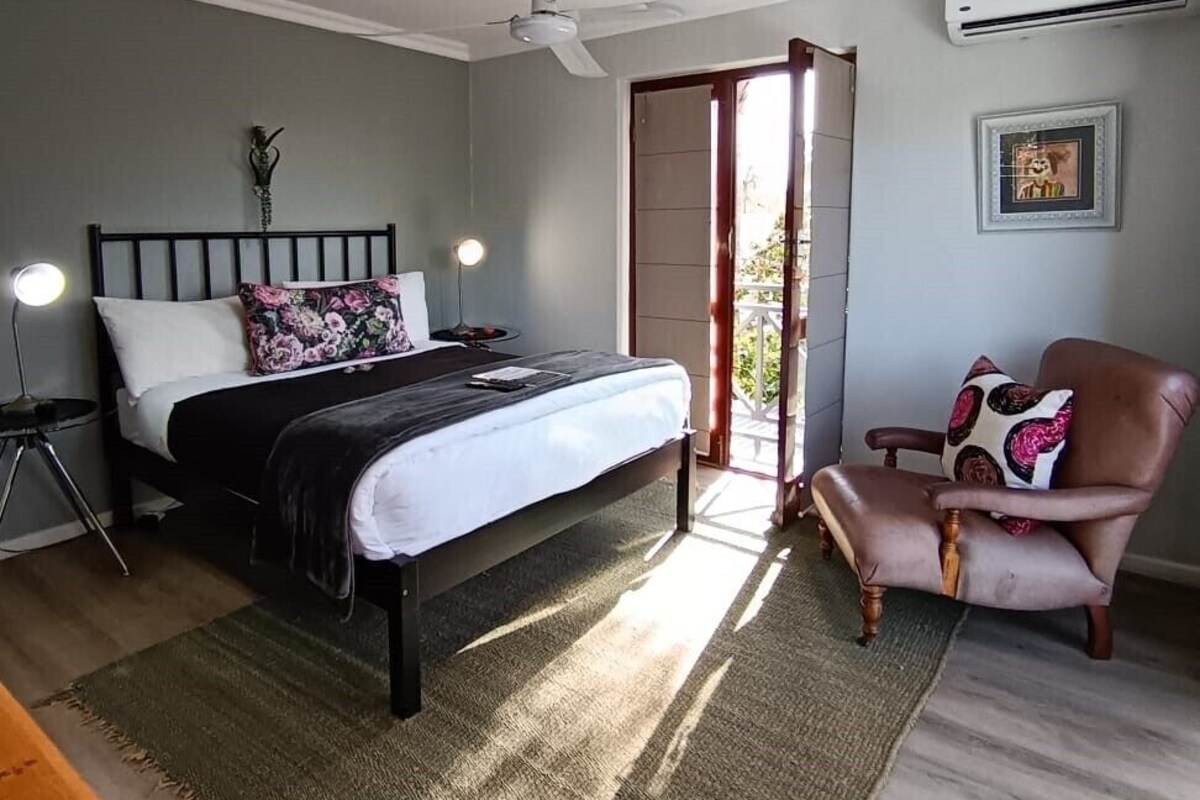Luxury Room, 1 Queen Bed (R2) | Premium bedding, in-room safe, desk, laptop workspace