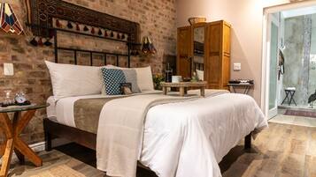 Ropa de cama de alta calidad y caja de seguridad en la habitación