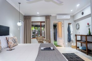 King/Twin Room: R4 | View from room - Earthbound B&B (Oudtshoorn)