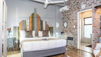 Ropa de cama de alta calidad y caja de seguridad en la habitación