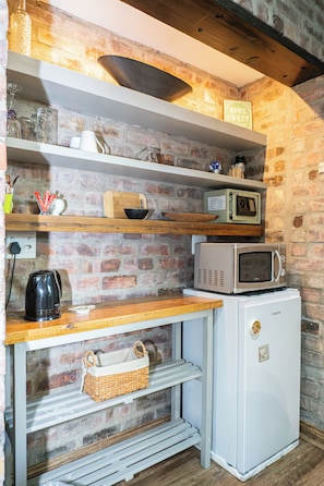Chambre Lune de Miel, 1 chambre (R3) | Cuisine privée | Réfrigérateur, cafetiÚre/bouilloire, bouilloire électrique, chaise haute