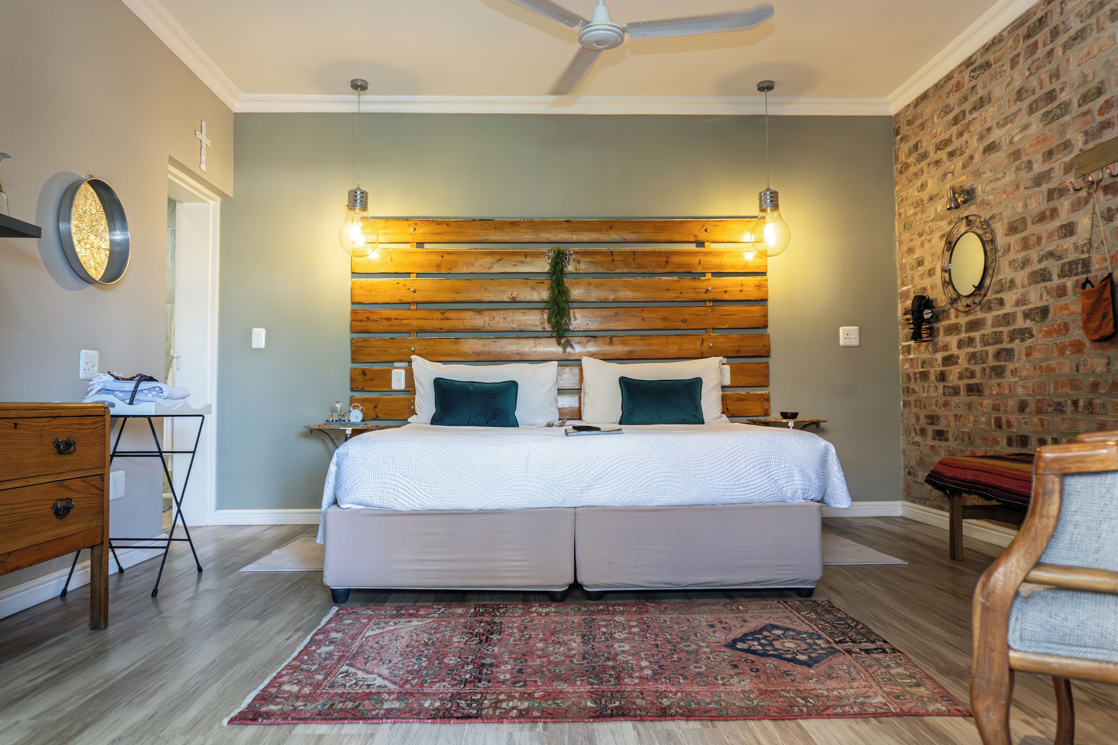 Premium bedding, in-room safe, individually decorated