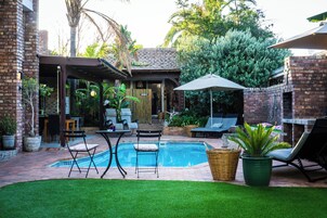 Piscina externa, guarda-sóis, espreguiçadeiras