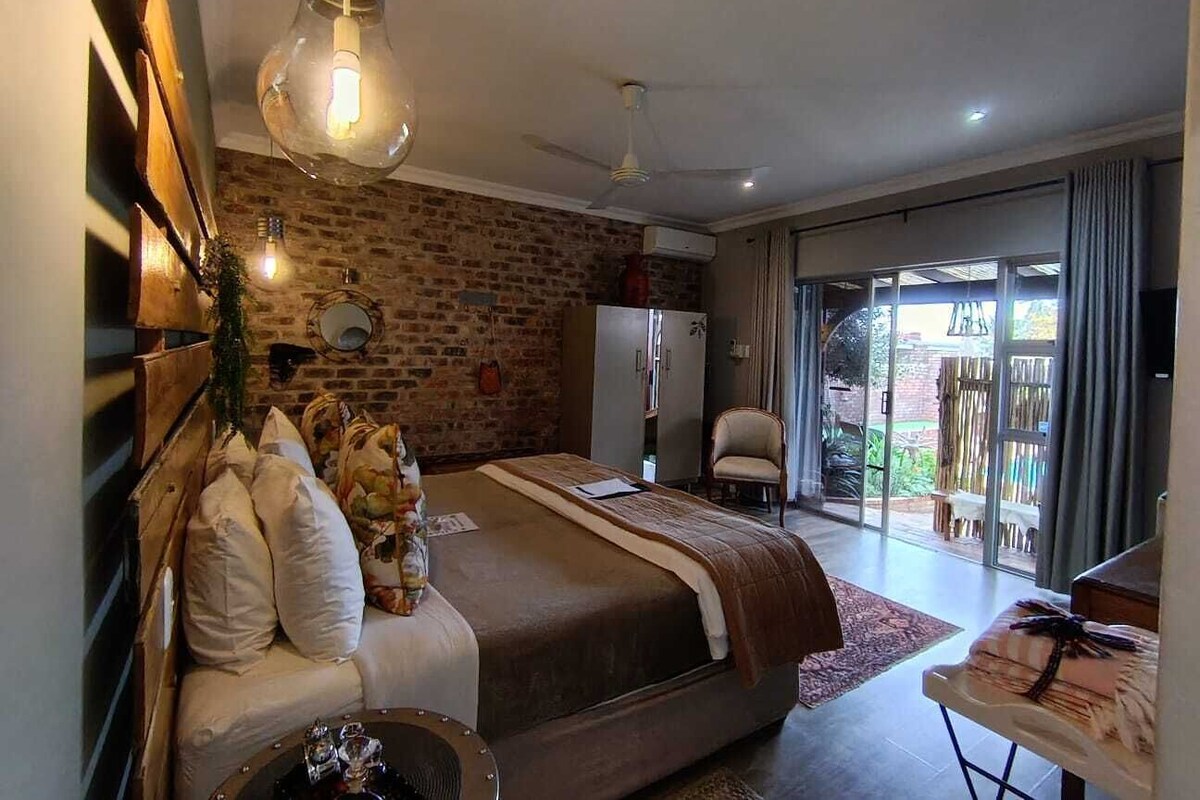 Luxury King/Twin Room: R5 | Premium bedding, in-room safe, desk, laptop workspace