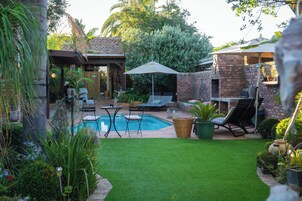 Piscina externa, guarda-sóis, espreguiçadeiras