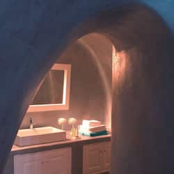 Deluxe Suite, Hot Tub, Caldera View, Higher level, Private terrace (Not secluded) | Baño | Regadera, regadera tipo lluvia, amenidades de baño de diseñador, batas