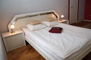 Habitación con 1 cama doble o 2 individuales, baño privado | Escritorio, tabla de planchar con plancha, wifi gratis y ropa de cama