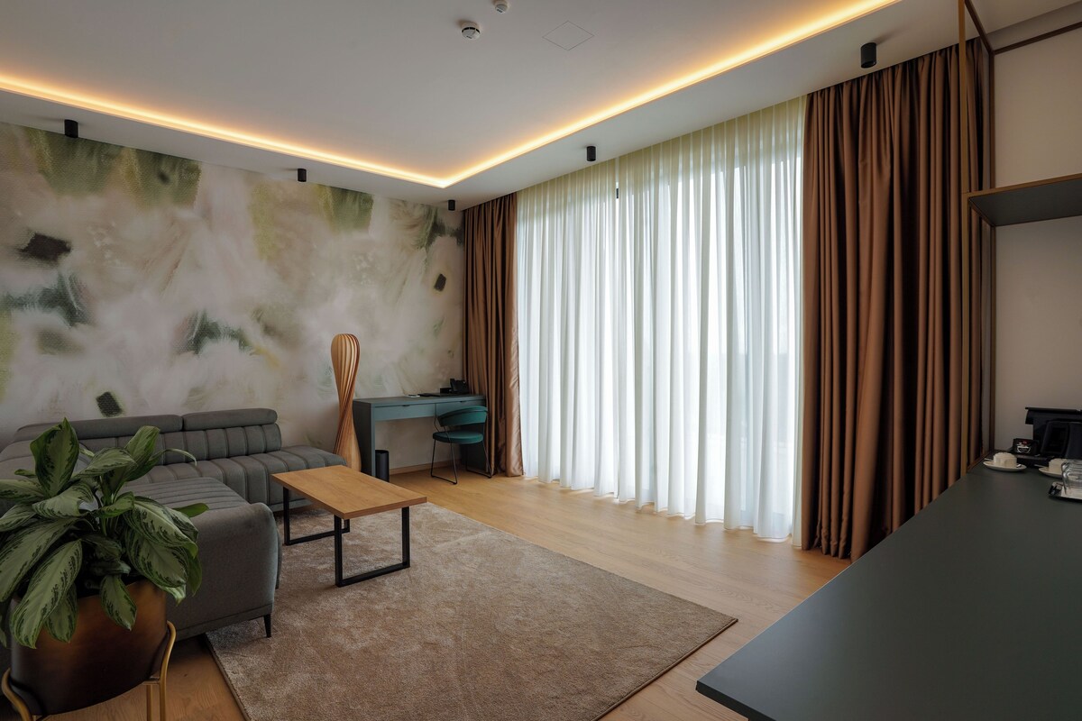 Grand Suite | Living area | 127-cm LCD TV with satellite channels, TV, Netflix