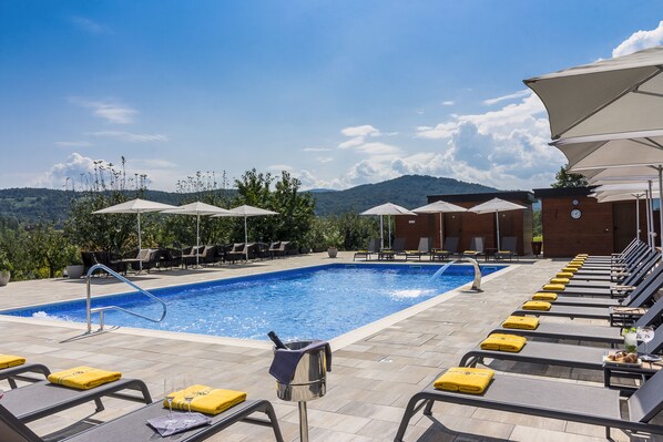 Außenpool (je nach Saison geöffnet), Sonnenschirme, Liegestühle