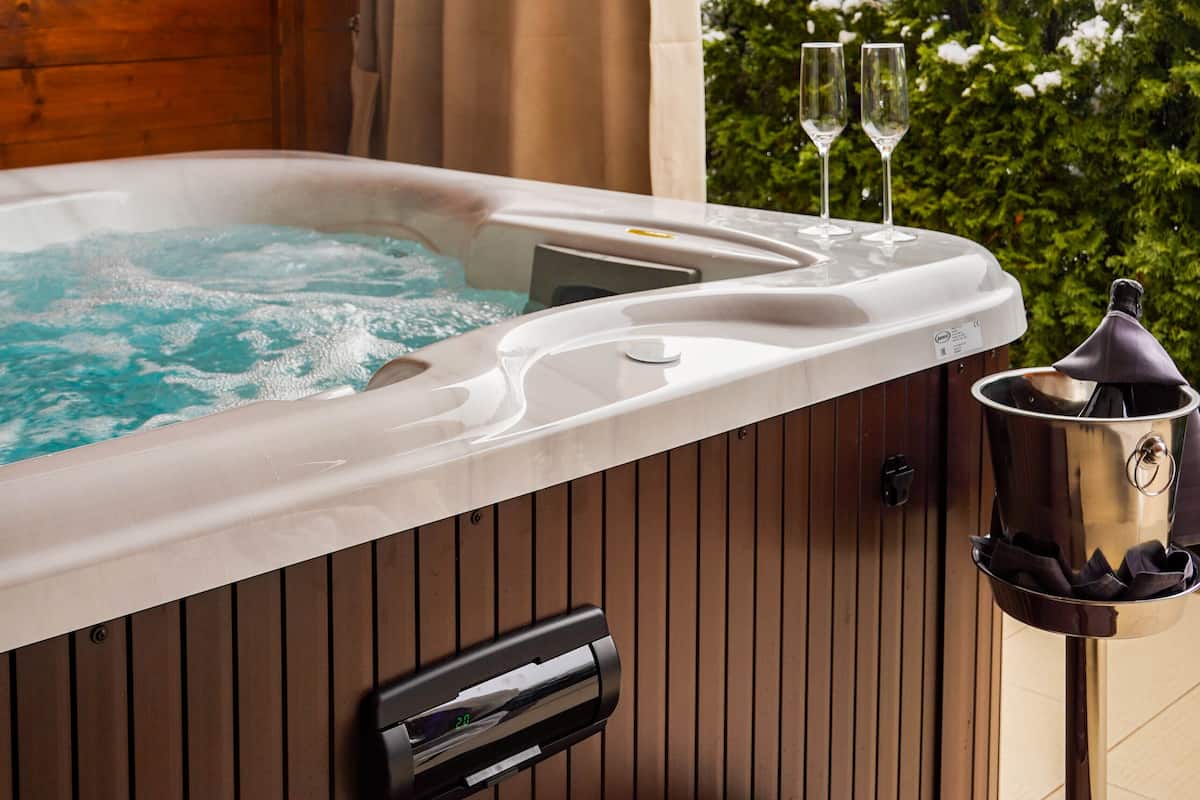 コンフォート ダブルルーム テラス (Private Jacuzzi) | セレクト コンフォート製ベッド、ミニバー、セーフティボックス (室内)、デスク