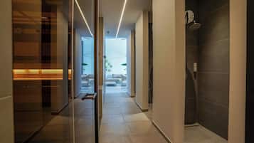Un sauna, una bañera de hidromasaje, baño turco, baño turco/hammam
