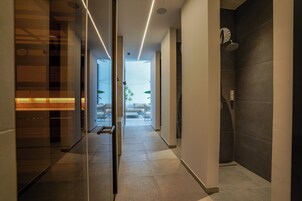 Un sauna, una bañera de hidromasaje, baño turco, baño turco/hammam