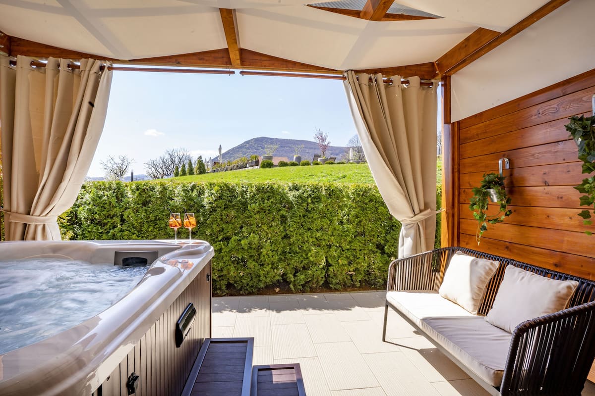 Doppia Comfort, terrazzo (Private Jacuzzi) | Vista giardino