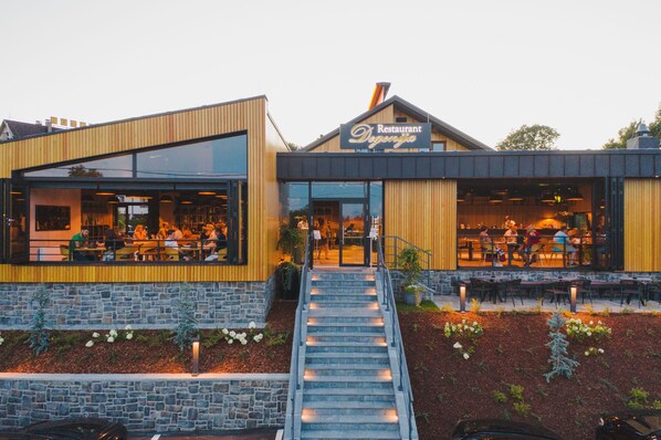 2 restaurantes, se sirven desayunos, comidas y cocina a la parrilla