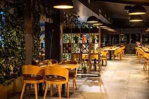 2 间餐厅，供应早餐、午餐和晚餐，烤肉