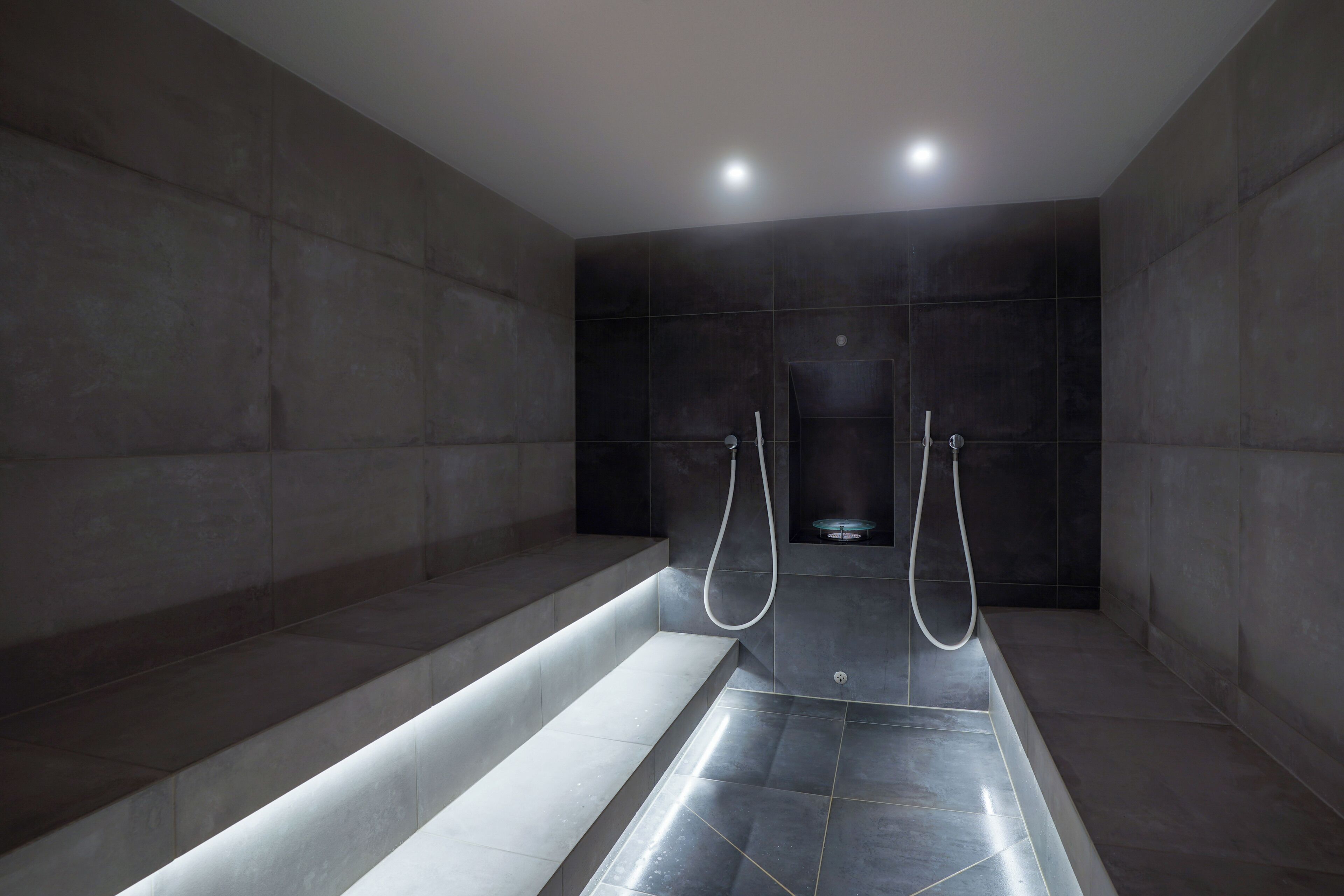 Sauna, hot tub, steam room, Turkish bath/hammam, deep-tissue massages