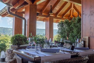 2 间餐厅，供应早餐、午餐和晚餐，烤肉