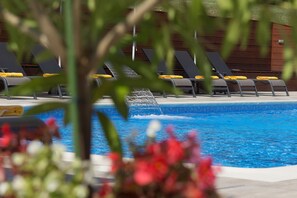Seasonal outdoor pool, pool umbrellas, sun loungers - Hotel Degenija (Rakovica)