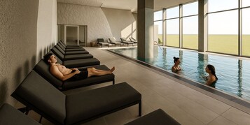 季节性开放的室外游泳池，池畔遮阳伞，日光浴躺椅