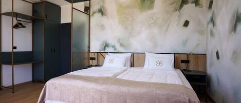 Un dormitorio moderno con una cama grande, un armario y un cuadro abstracto único en la pared.