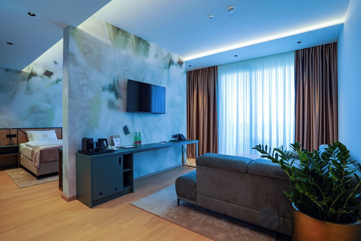 Executive Suite | Select Comfort beds, minibar, in-room safe, desk