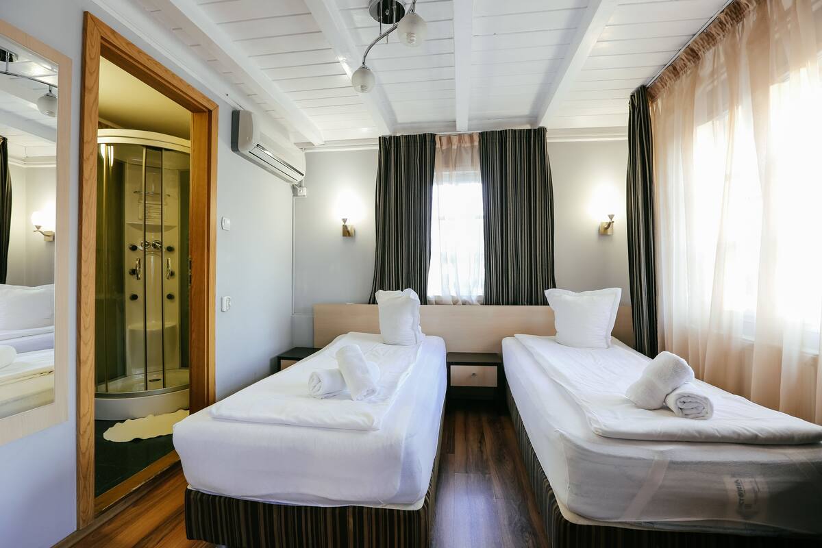 Double or Twin Room | Desk, soundproofing, iron/ironing board, free WiFi