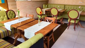 Petit déjeuner buffet (40 RON par personne)