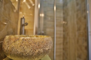 Superior Single Room | Bathroom | Shower, hair dryer, towels