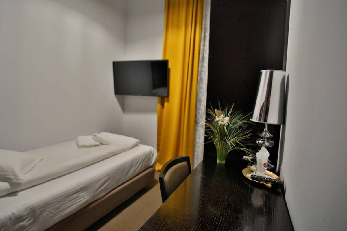Superior Single Room | Desk, soundproofing, iron/ironing board, free WiFi