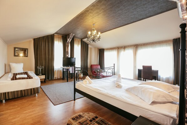 Studio, terrasse, vue ville | Bureau, chambres insonorisées, fer et planche à repasser, Wi-Fi gratuit