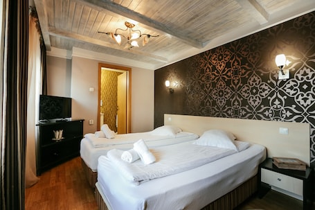 Quarto casal ou duplo | Escrivaninha, quartos à prova de som, ferros/tábuas de passar roupa. Pensiunea Vidalis