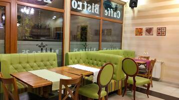 Dagelijks ontbijtbuffet (RON 40 per persoon)