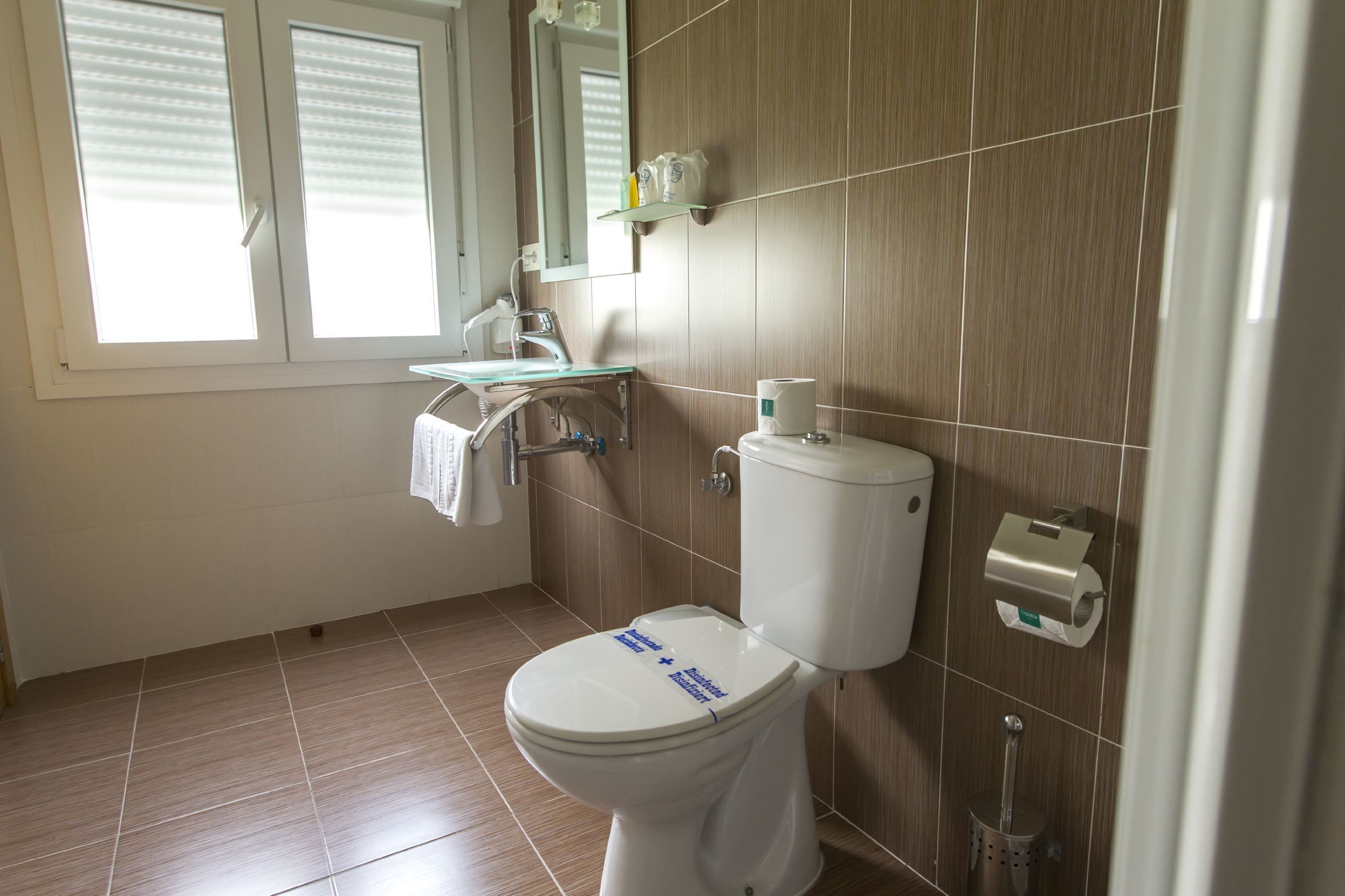 shower, rainfall showerhead, free toiletries, hair dryer